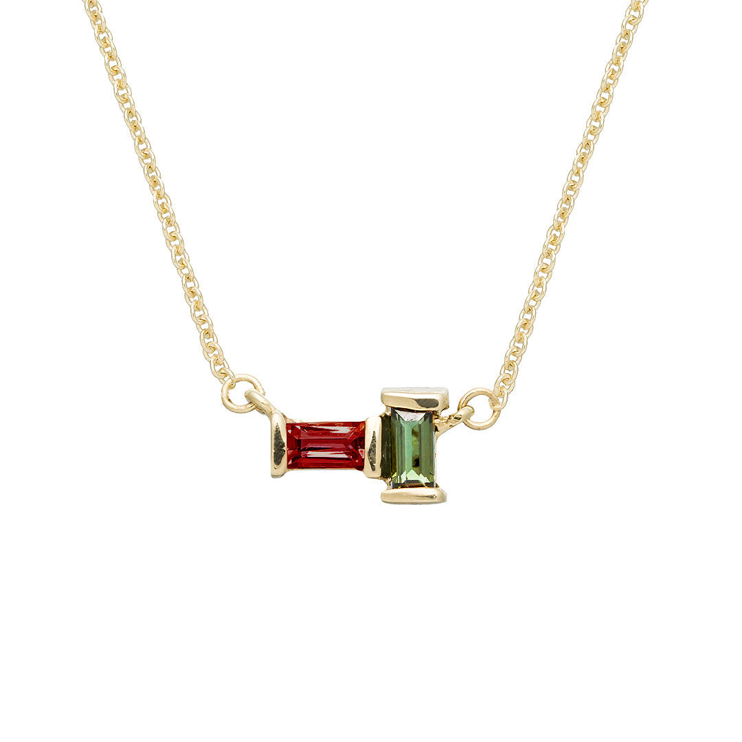 Gold rolo chain necklace with a baguett cut garnet and a baguette cut green tourmaline